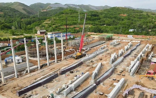 奮戰(zhàn)二季度｜電解廠房主體結(jié)構(gòu)框架柱開始吊裝！